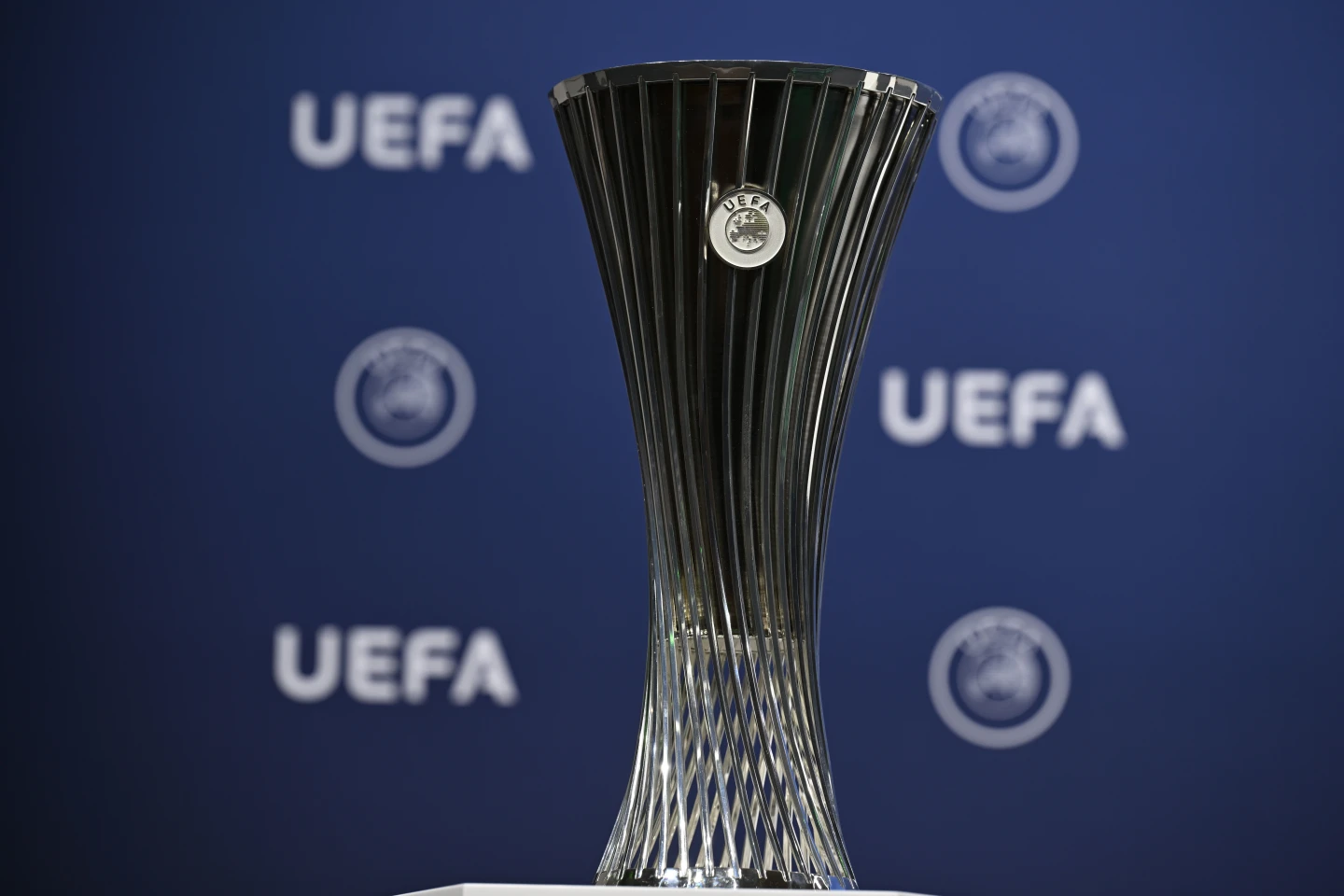 Hadiah Juara UEFA Conference League